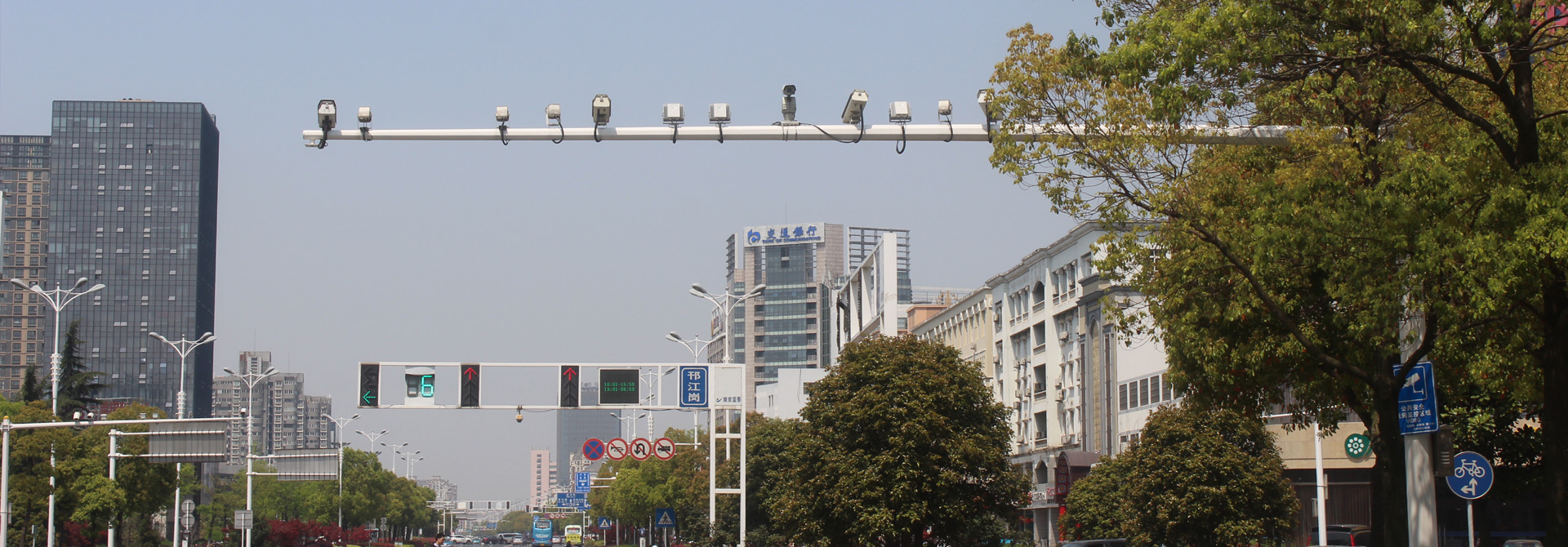 道路监（jiān）控立（lì）杆