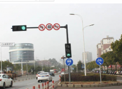 路（lù）口（kǒu）的交通信号灯装多少数量才合理?